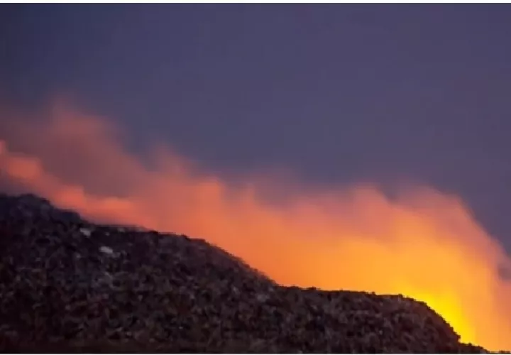 El fuego inició en la noche y se divisaba desde varios puntos de la ciudad. Foto: Internet