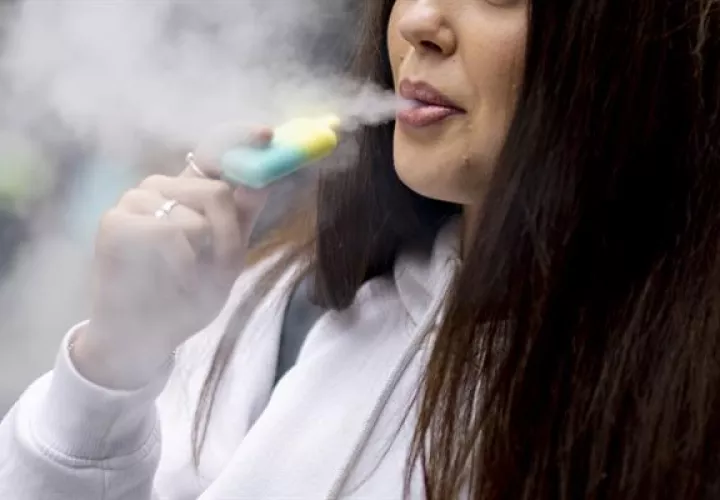 Identifican cambios similares en el ADN de las células de fumadores y vapeadores