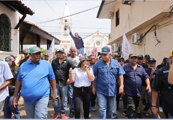 José Raúl Mulino realizó una caminata por varias comunidades de Pesé y Chitré. Foto. Cortesía