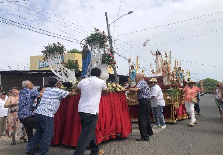 La carrera de los santos, se da en un ambiente festivo, acompañado de cantos religiosos al son del acordeón y el tambor. Foto. Thays Domínguez