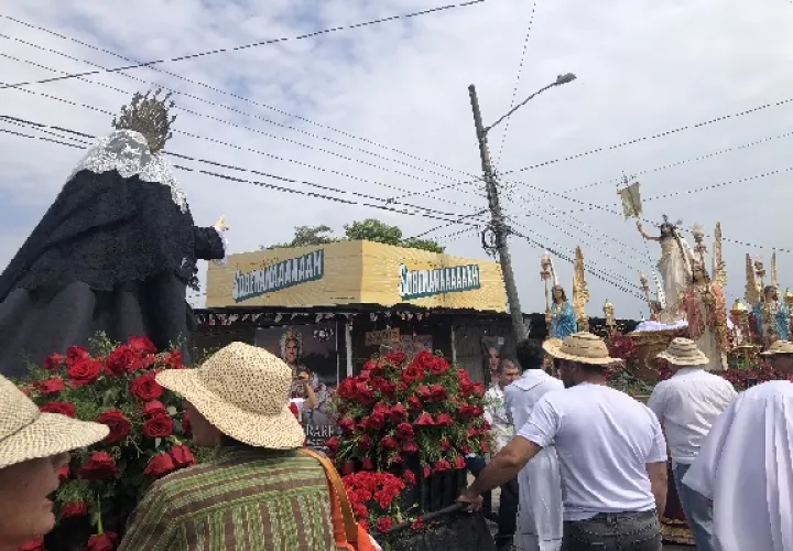 La carrera de los santos, una actividad religiosa que se realiza justo después de la misa de Pascua, y en la que los santos, en sus andas, simbolizan el encuentro con el resucitado. Foto. Thays Domínguez