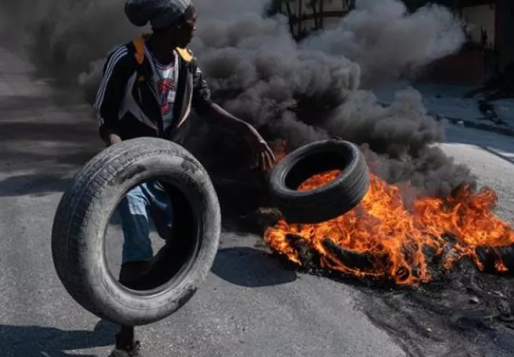 Manifestantes incendian neumáticos durante una protesta en Puerto Príncipe (Haití). Foto: EFE