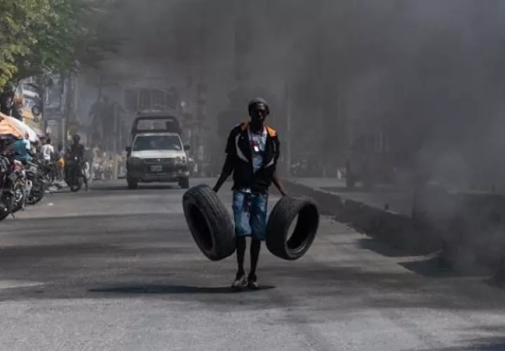 Manifestantes incendian neumáticos durante una protesta  en Puerto Príncipe (Haití). Foto: EFE