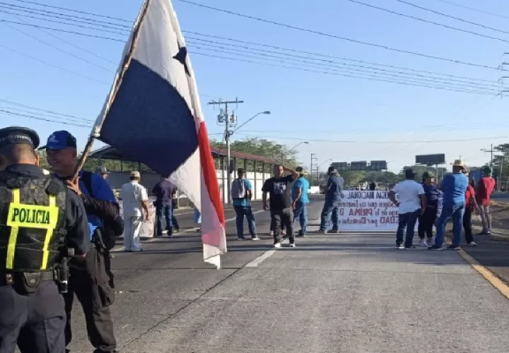 Docentes en la junta de selección de todas las provincias centrales, exigieron las vacantes de aquellos que se jubilaron y no han sido reemplazados. Foto. Thays Domínguez