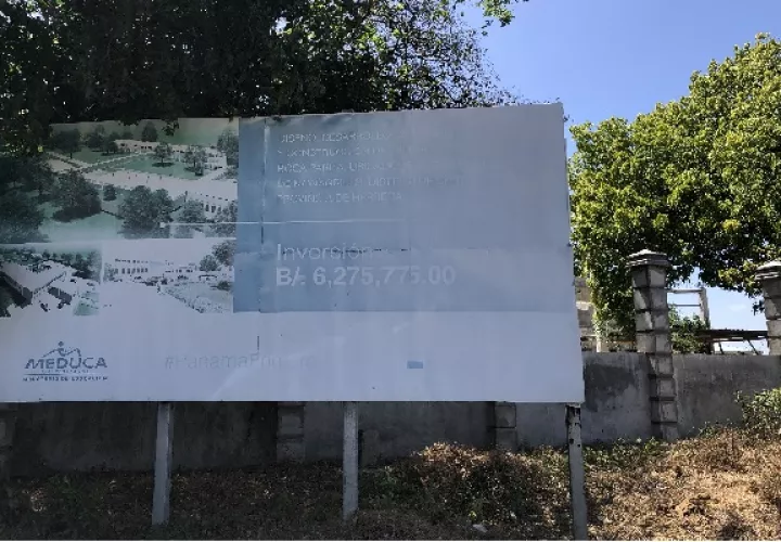 Hay obras en las que solamente está en pie el letrero que indica el costo de la construcción o remodelación del centro educativo. Foto. Thays Domínguez