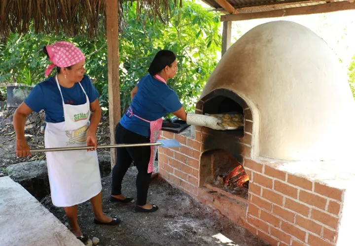  En la construcción del horno participaron los miembros de la comunidad a través de una junta de embarre. Foto: Cortesía Mides..