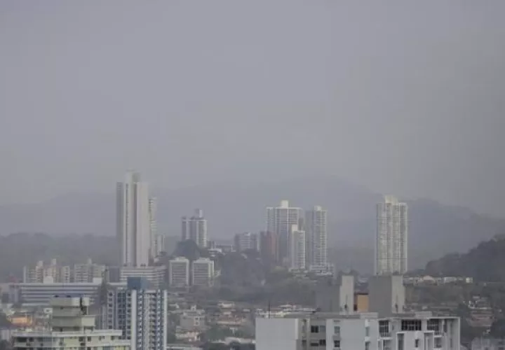 Humo tóxico en la ciudad de Panamá. Foto: EFE