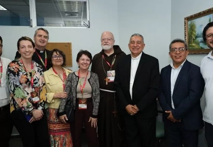 El cardena  Sean O’Malley (centro) inauguró el Memorare en Panamá. Foto: Internet