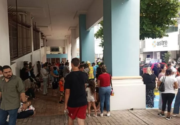 El edificio fue evacuado en su totalidad. Foto: Cortesía Sinaproc