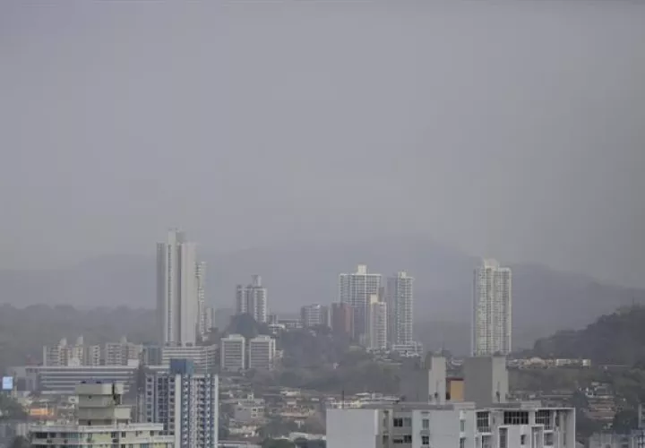 Sector de la Ciudad de Panamá afectado por el humo tóxico emanado por un incendio en el mayor vertedero de Panamá. EFE
