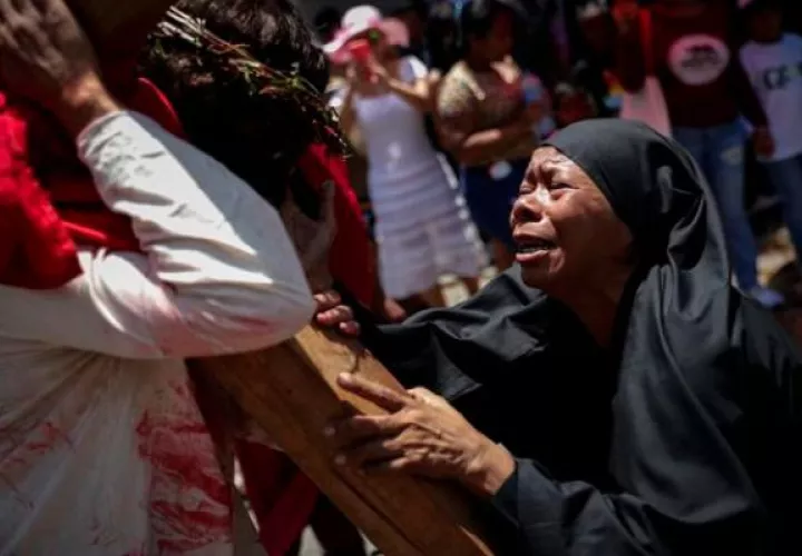 Viacrucis en la Parroquia Nuestra Señora de la Asunción este Viernes Santo. Foto: EFE