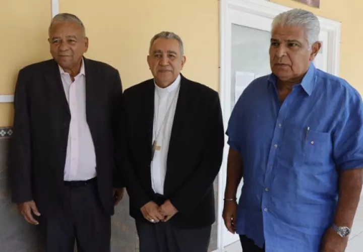 José Muñoz, monseñor José Domingo Ulloa y José Raúl Mulino. Foto: Víctor Arosemena
