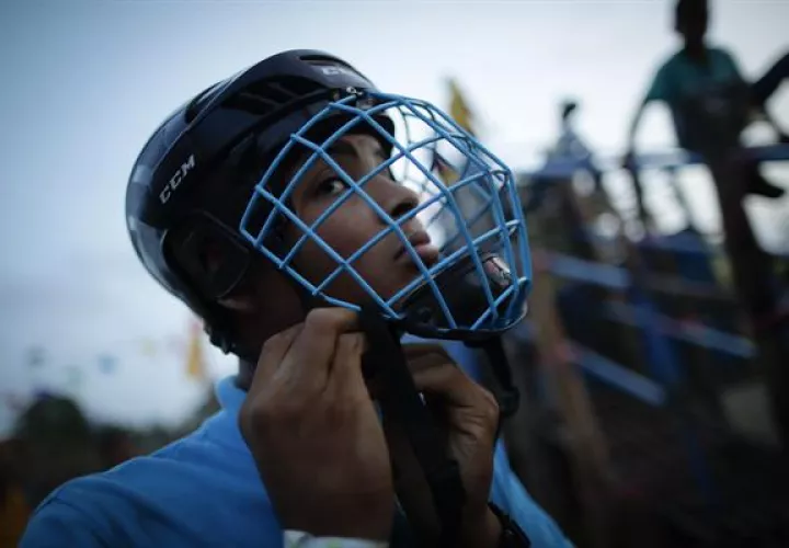 Jóvenes participan de una corrida de toros este sábado, durante el Festival Folclórico Nacional de La Mitra.