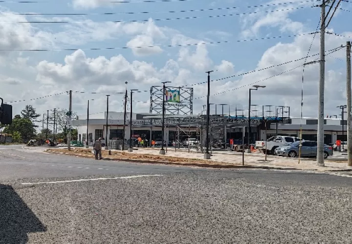 La Mitra experimenta un auge de la actividad comercial que abarca la construcción de centros comerciales, lo cual está transformado la cara de corregimiento de Playa Lona. Foto. Eric Montenegro