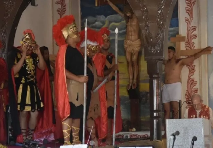 Se trata de un grupo de personas entusiastas, fieles guardianes de esta tradición, que se toman el escenario para dar vida a este emotivo evento que ha perdurado a lo largo de varias décadas. Foto. Thays Domínguez