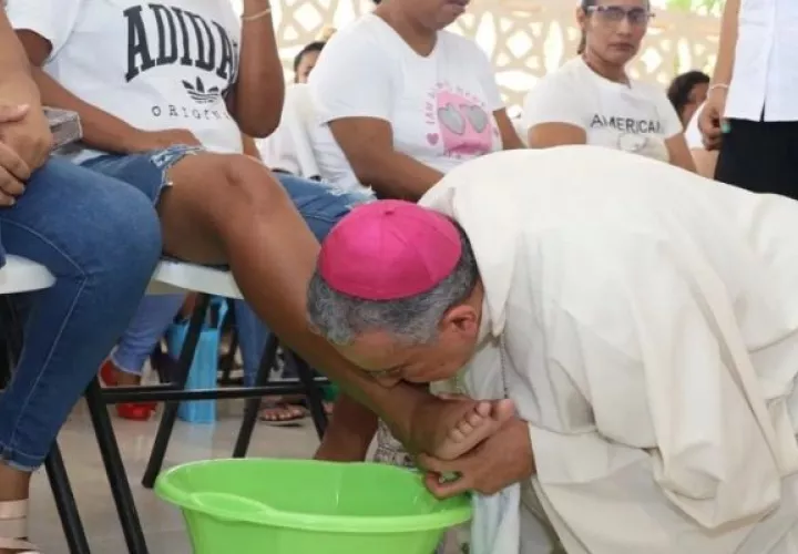 Lavatorio de pies de las reclusas Centro Femenino de Rehabilitación “Cecilia Orillac de Chiari”. Foto: Cortesía