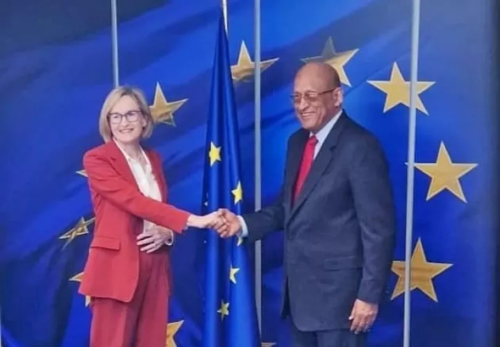 El ministro de Economía, Héctor Alexander, visitó la sede de la Unión Europea el año pasado. Foto: Cortesía MEF