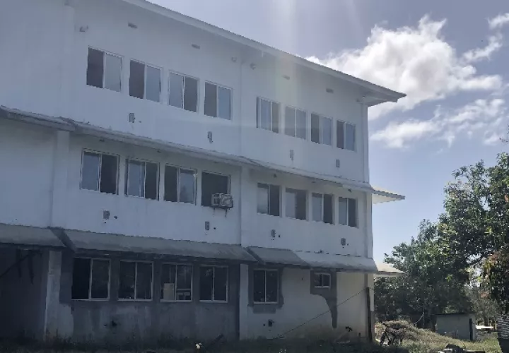 La estructura construida ya empieza a presentar signos de deterior, mientras que algunos materiales, sobre todo de la parte eléctrica, han sido hurtados.