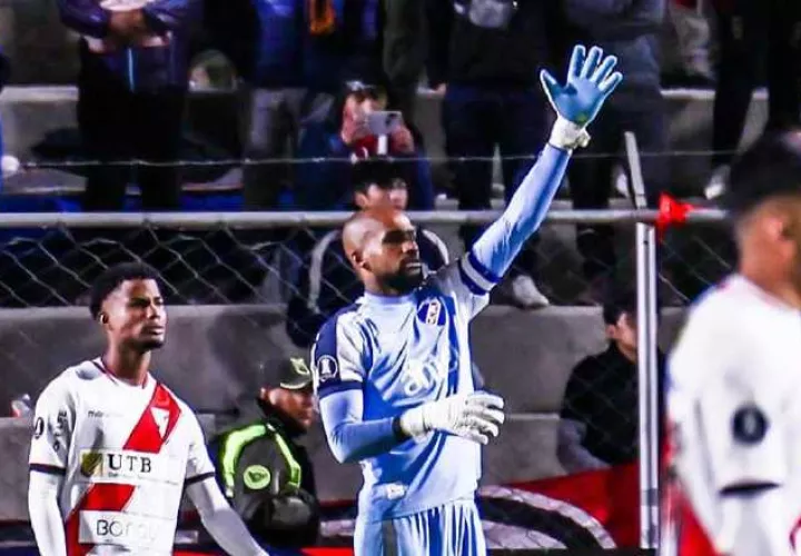El panameño Luis 'Manota' Mejía (cent,) portero del Nacional. Foto: Instagram
