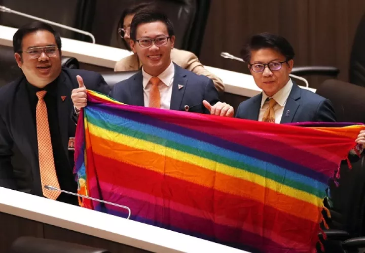 Los diputados  celebraron la aprobación con aplausos y abrazos. Foto: EFE