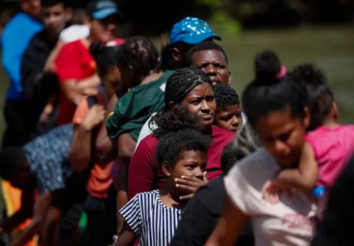 Migrantes caminando hacia la Estación de Recepción Migratoria (ERM) de Lajas Blancas. Foto: EFE