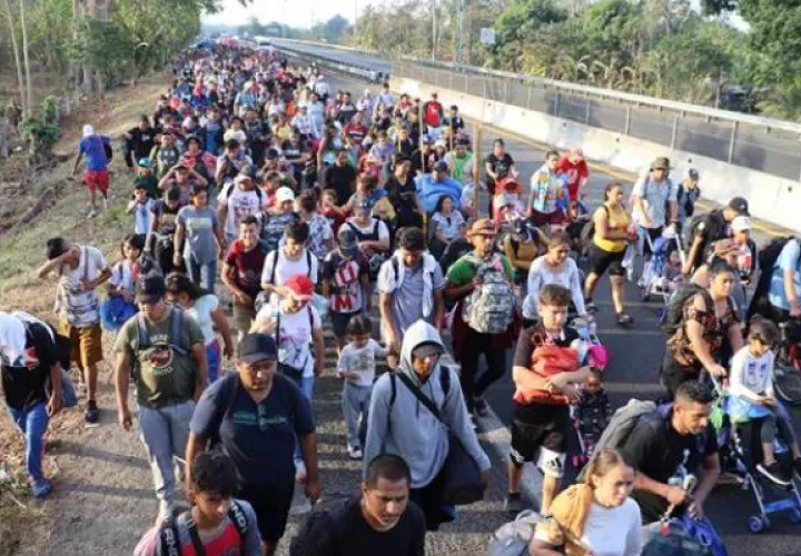 Migrantes caminan en una caravana llamada 'Viacrucis migrante' la cual se dirige hacia Ciudad de México. Foto: EFE