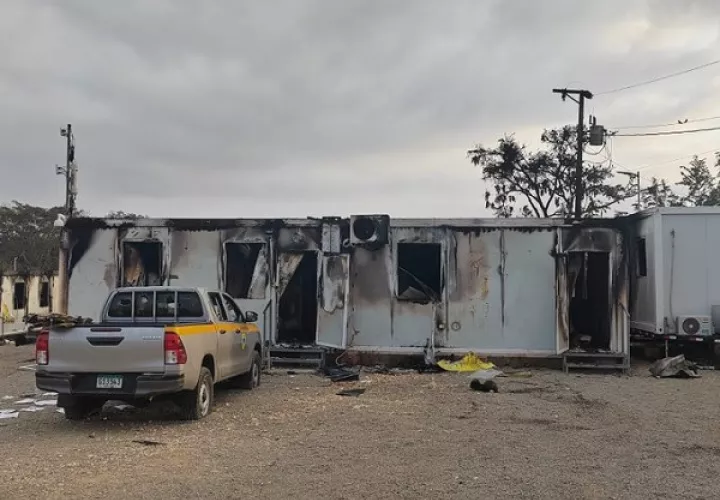 Así quedó uno de los 11 modulares que fueron destruidos por los migrantes. Foto: Cortesía Minseg