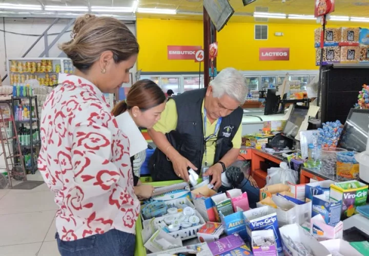 Personal de la región de salud de San Miguelito inspeccionó el el minisúper y ordenó su cierre. Foto: Cortesía Minsa