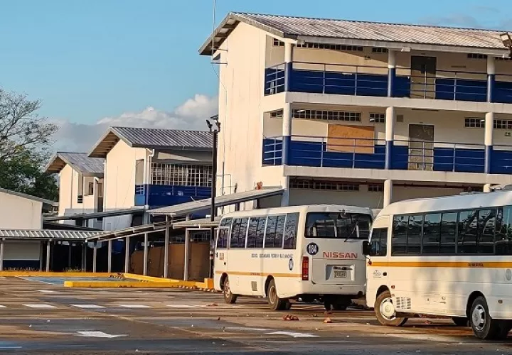 La firma constructora sigue con los trabajos de construcción de la entrada principal del colegio. Foto: Eric Montenegro 