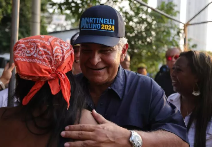 José Raúl Mulino, candidato presidencial por los partidos Realizando Metas y Alianza, en su recorrido por Panamá Viejo.