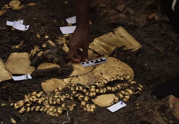 En el lugar se hallaron artefactos de cerámica y piezas de oro como parte de las ofrendas.