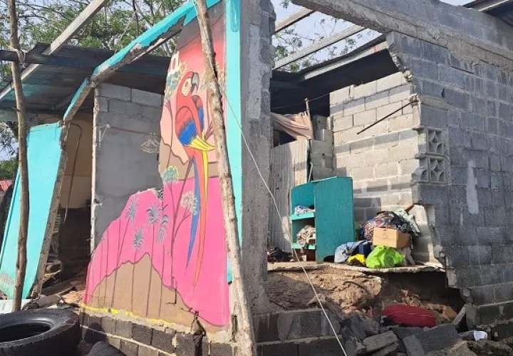 La casa   fue destruida por el fuerte oleaje de  la madrugada de este miércoles. Foto: Eric Montenegro