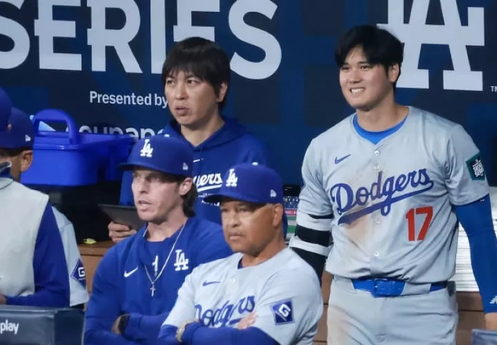 Ohtani (der.) y su intérprete Mizuhara (cent.) con los Dodgers. Foto:EFE