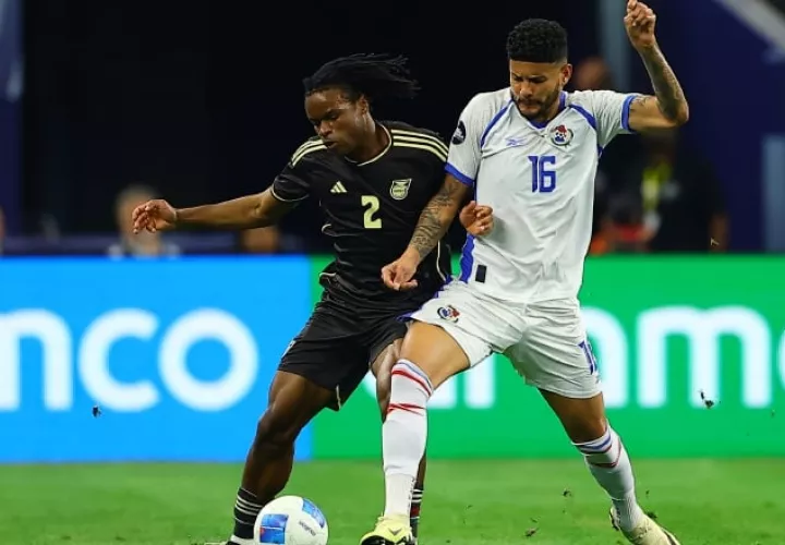 Andrés Andrade de Panamá (der.) disputa el balón con Dexter Lembikisa de Jamaica. Foto.EFE