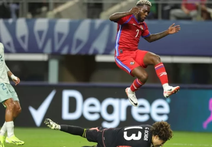 José Luis 'Puma' Rodríguez de Panamá salta ante la salida del portero 'Memo' Ochoa, durante su partido en la Liga de Naciones. Foto: EFE
