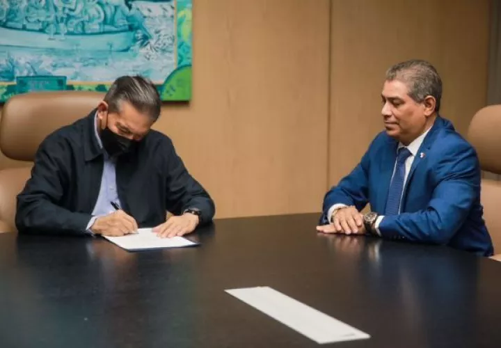 Firma del Decreto Ejecutivo que dispone el nuevo monto de la pensión vitalicia. Foto: Cortesía