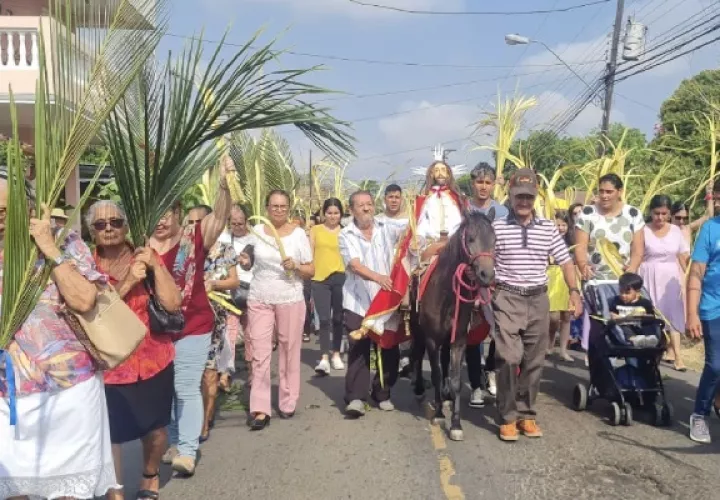 La imagen de Jesús, o Papa Chu cómo se le llama cariñosamente, recorre las calles del pueblo sobre el caballo, uno de los pasajes más gustados por la congregación durante los días santos. Foto. Thays Domínguez