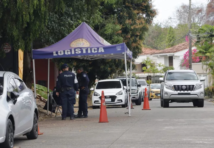 Uno de los puestos de control instalados por la policía cerca de la embajada. Foto: Víctor Arosemena