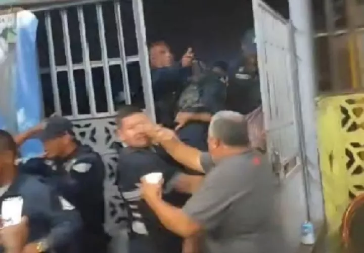 En la trifulca, una de las unidades resultó herida en un costado del rostro y a otro policía le dañó el uniforme.
