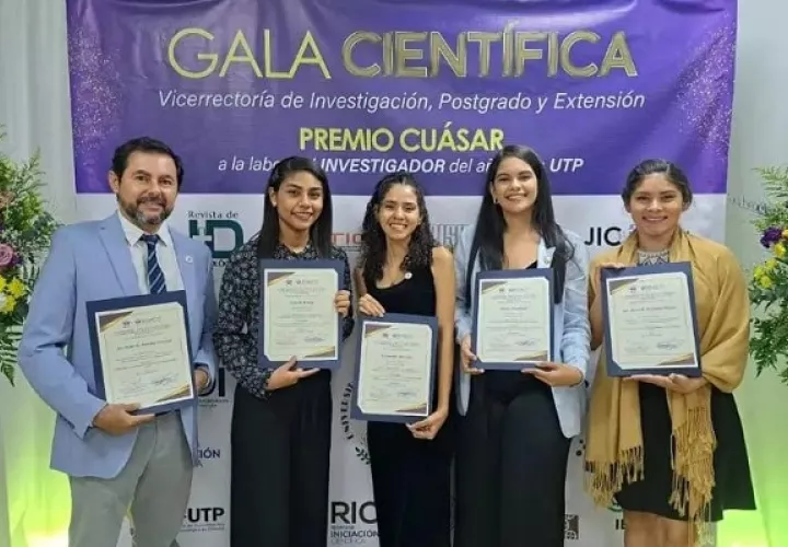 Profesores y estudiantes en una gala científica.