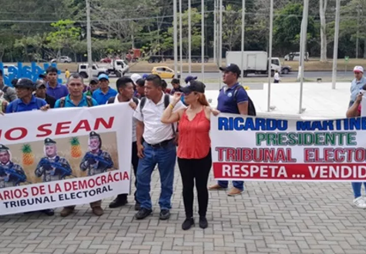 Protesta se realiza en las afueras del Tribunal Electoral. Víctor Arosemena. 