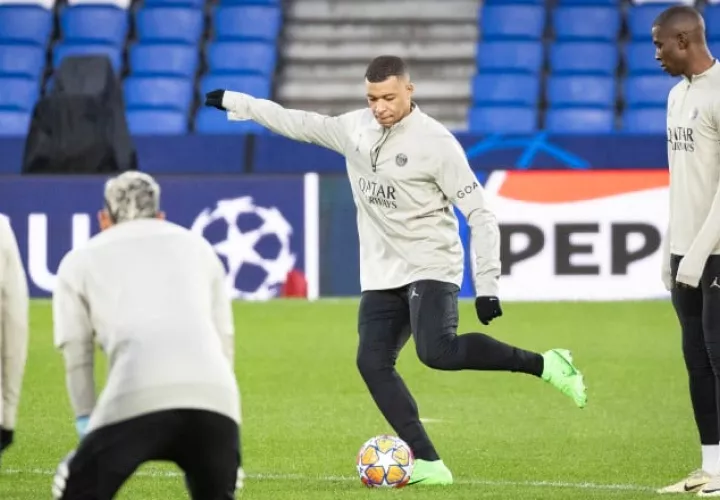 Mbappé del PSG (cent.), durante un entrenamiento en el estadio Reale Arena de San Sebastián, donde enfrentarán al Real Sociedad. Foto: EFE