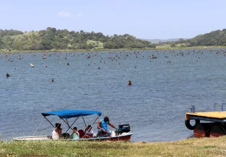 Navegar hasta el Puente de El Atlántico, ubicado a 3 kilómetros al norte de los complejos de las esclusas de Gatún y Agua Clara podría tomar hasta una hora y 45 minutos..