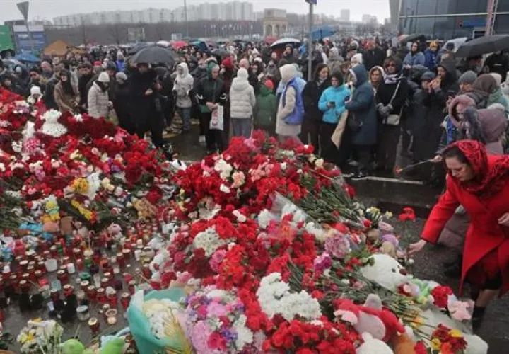  La gente llora y lleva flores en la sala de conciertos Crocus City Hall tras un ataque terrorista en Krasnogorsk. Foto: EFE
