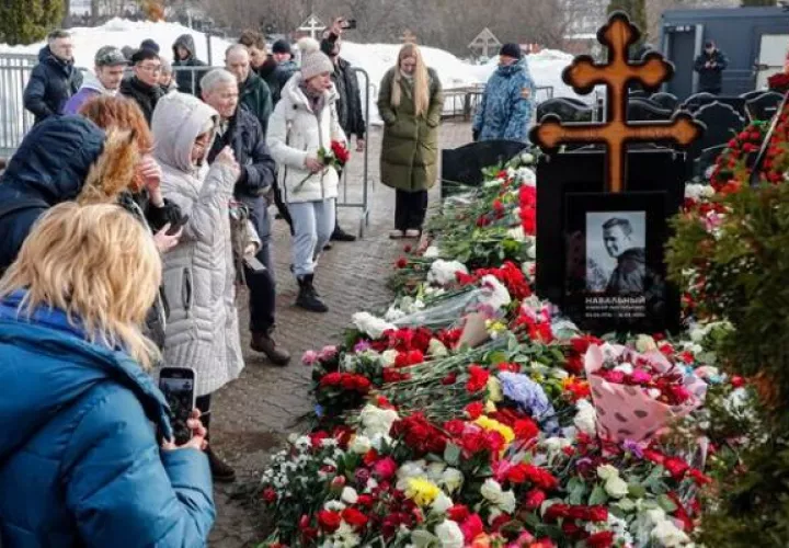 Rusos siguen depositando flores en la tumba de Alexéi Navalni. Foto: EFE