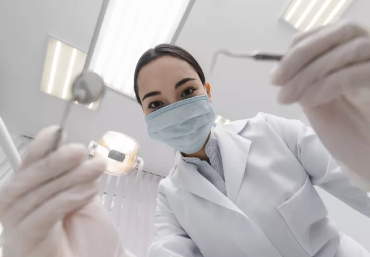Los dentistas tienen un rol valioso en la vida de los pacientes. Ilustrativa / Freepik