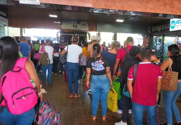 Isabel González, una de las viajeras hacia la capital, dijo que las filas son largas, pero fluidas, lo que facilitaba las salidas de centenares de viajeros. Foto. Melquiades Vásquez