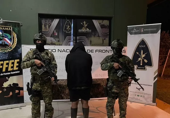 Indígena (centro) que fue capturado, tras el enfrentamiento en Darién. Foto: Cortesía Senafront