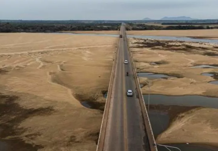 El río Branco tocó la marca de 39 centímetros negativos de caudal a principios de semana. Foto: EFE