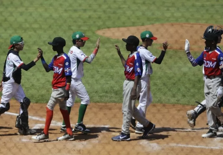 Jugadores de República Dominicana y de México. Foto: EFE